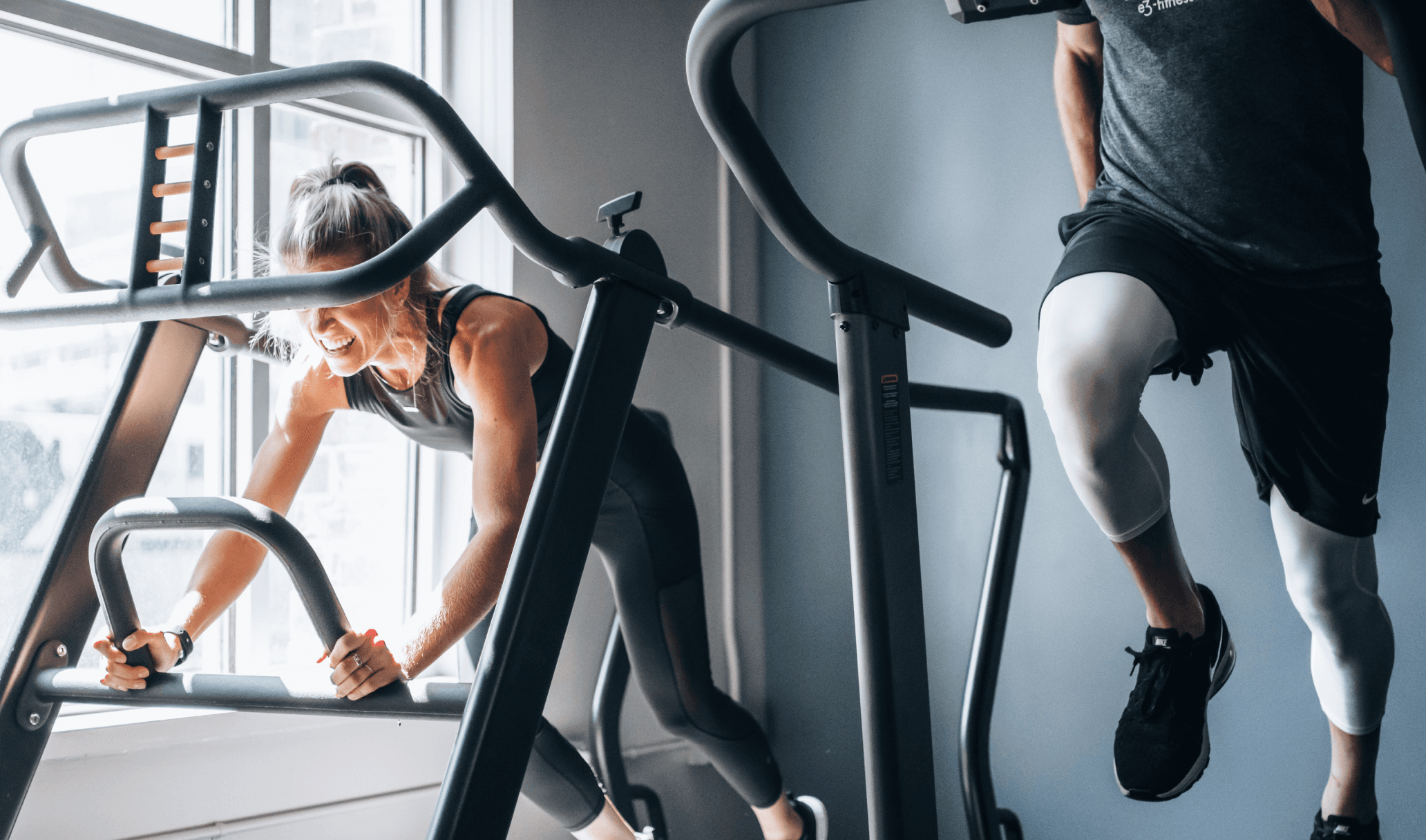 People are exercising in the gym 